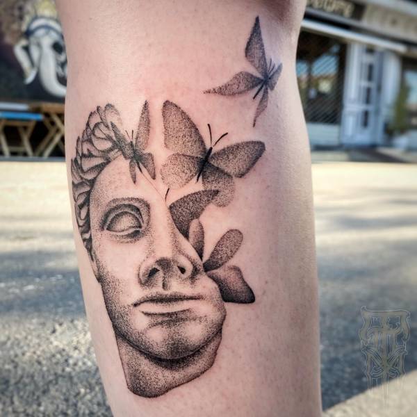 patricia_noirdejais_noir-de-jais_tattoo-on-move_fine-line-tattoo_statue-grecque_papillons_mollet_original