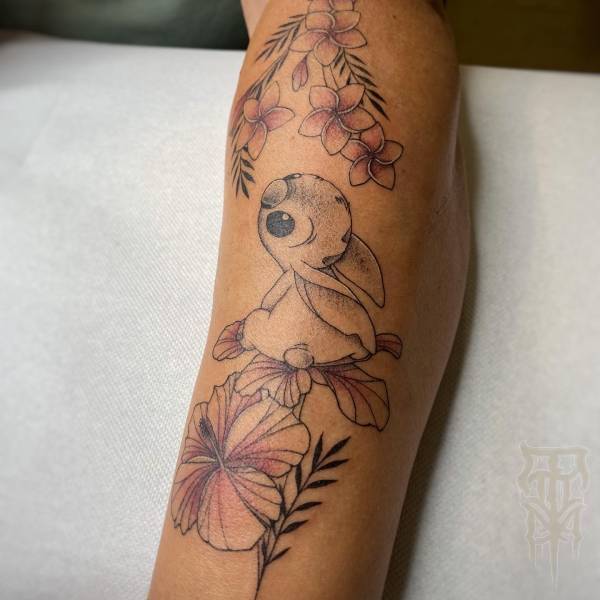patricia_noirdejais_noir-de-jais_tattoo-on-move_fine-line-tattoo_stitch_hibiscus_fleurs-de-tiare_rose_bras_original