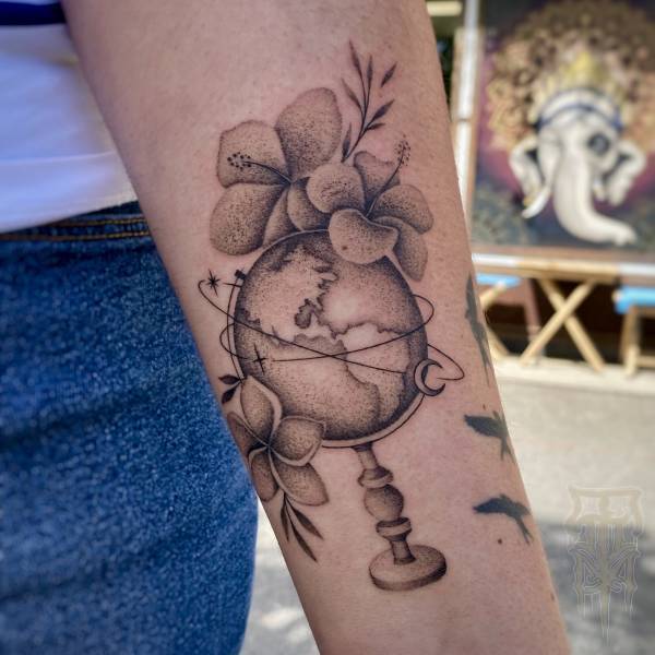 patricia_noirdejais_noir-de-jais_tattoo-on-move_fine-line-tattoo_terre_mappemonde_voyage_hibiscus_tiare_fleurs-tropicales_original