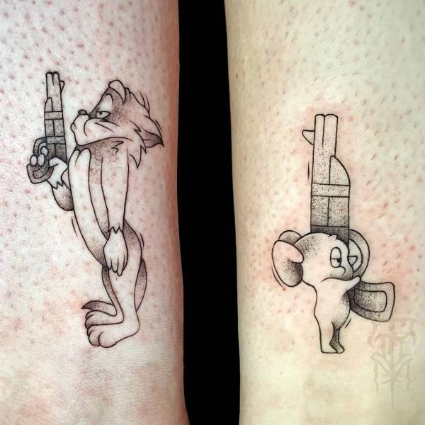 patricia_noirdejais_noir-de-jais_tattoo-on-move_fine-line-tattoo_tom_jerry_tatouage-en-commun_original