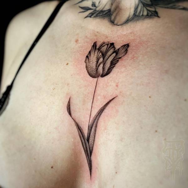 patricia_noirdejais_noir-de-jais_tattoo-on-move_fine-line-tattoo_tulipe_poitrine_original