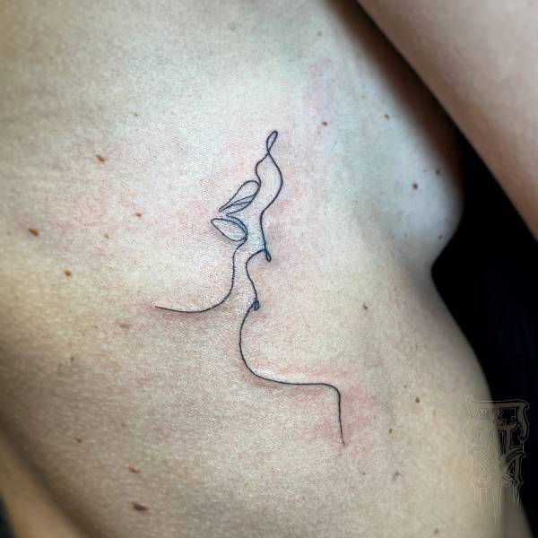 patricia_noirdejais_noir-de-jais_tattoo-on-move_fine-line-tattoo_visages_oneline_kiss_embrasser_amour_original