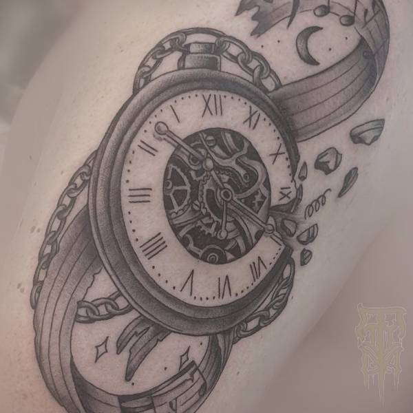 Sophiamay_tattoo-artist_tattoo-on-move_blackandgreytattoo_clock_music_08022024_original