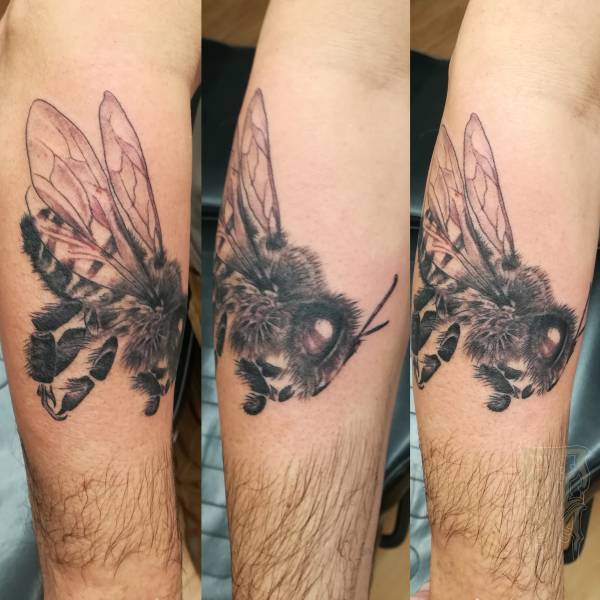 tof_tattoo-on-move_realistic-tattoo_bee_abeille_black-and-grey_original