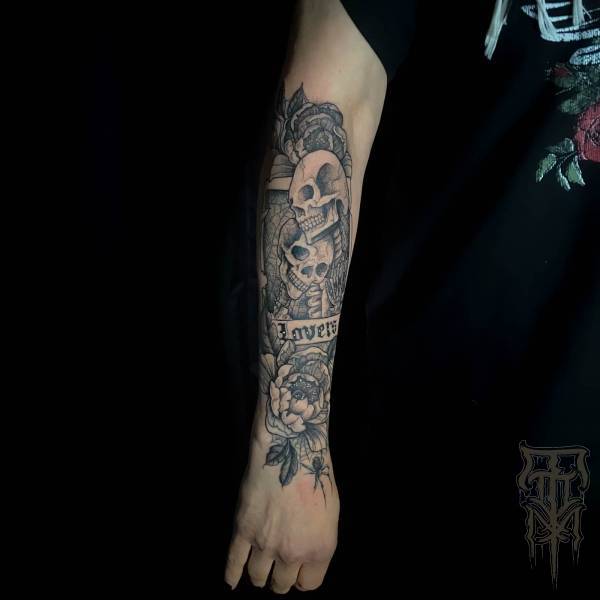 tony_kaboom_tattoo-on-move_blackwork_dark_skulls_love_flowers_original