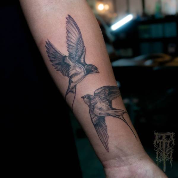 tony_kaboom_tattoo-on-move_blackwork_dotwork_birds_oiseaux_hirodelle_original