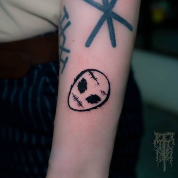 tony_kaboom_tattoo-on-move_blackwork_lines_alien_flash_original