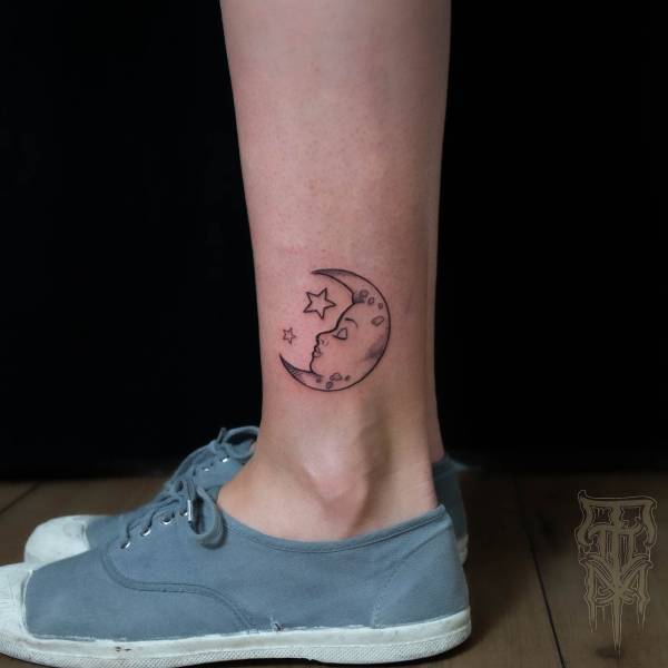 tony_kaboom_tattoo-on-move_blackwork_lines_moon_stars_face_flash_original