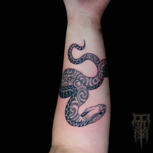 tony_kaboom_tattoo-on-move_blackwork_patterns_dotwork_snake_serpent_original